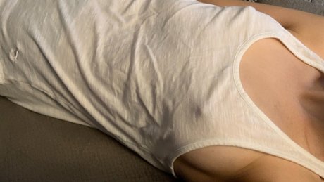 Olivia Lowen star sexy photo