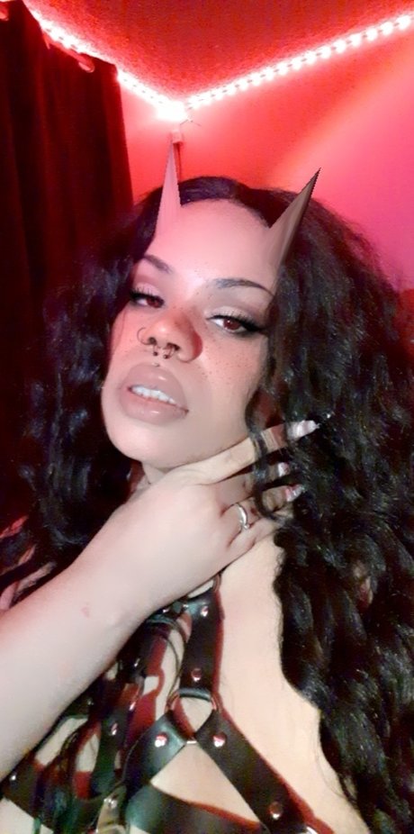 Henny Queen exclusive actress img