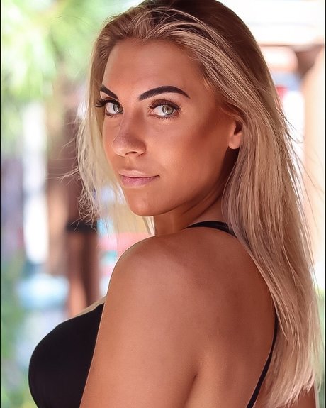 Arianna Kartel adult model image