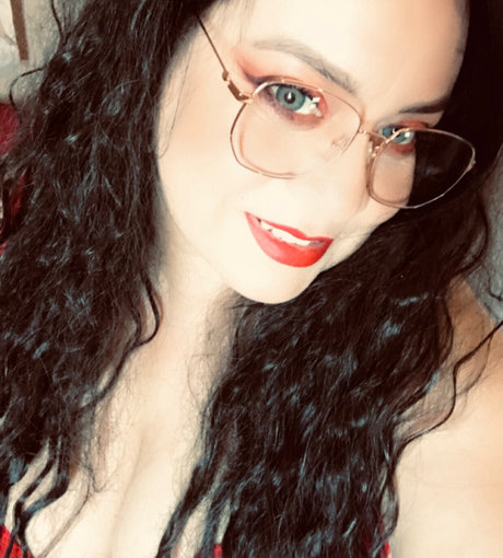 Anika Magia hot star image