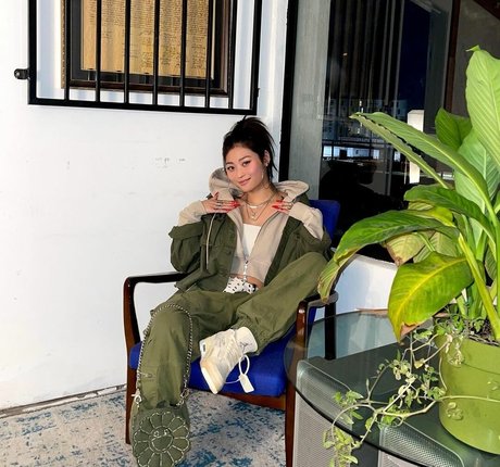 Mae Col perfect actress image