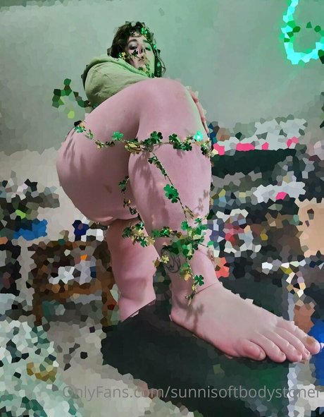 sunnisoftbodystoner star naked picture