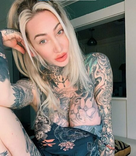 arielqween sex model pics