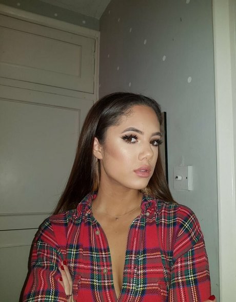 Saoirse Alicia Behzadi model hd pic