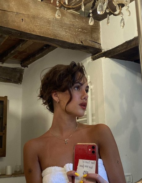 Saoirse Alicia Behzadi model pics