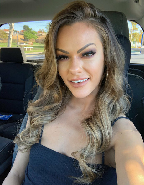 ailadonovannn model pretty photos