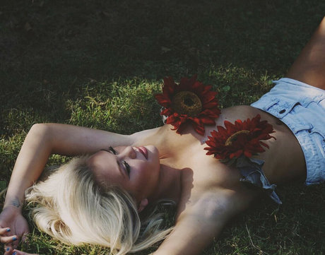 forgetsarah naked model photo