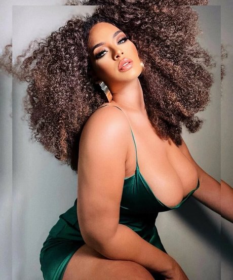 sirensaysseduce art actress galleries