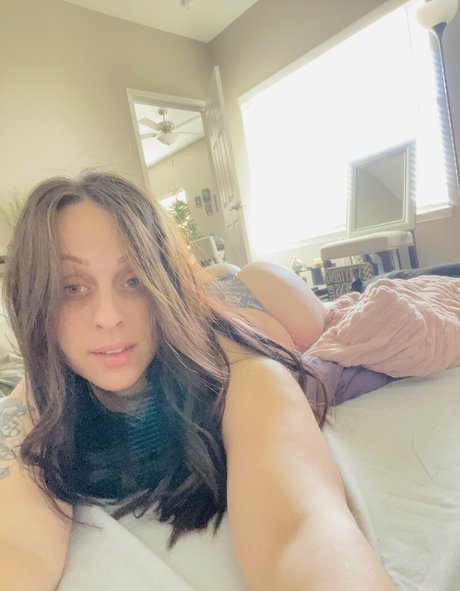 michellegoeswild model hot images