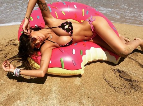 Cristina Buccino model top photo