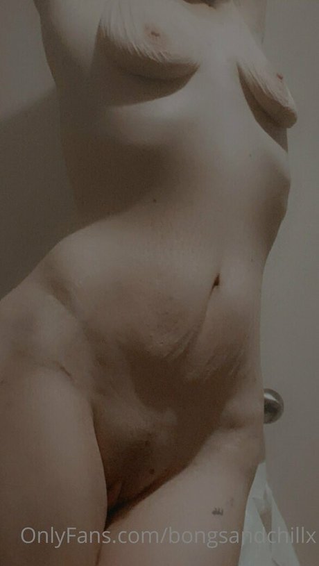 bongsandchillx pornstar nude photo