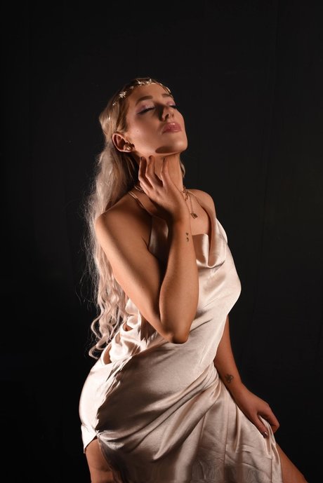 Caroline Rose pretty star pic