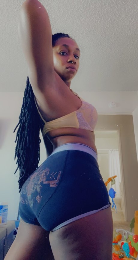 Jasmin Monet nice actress pic