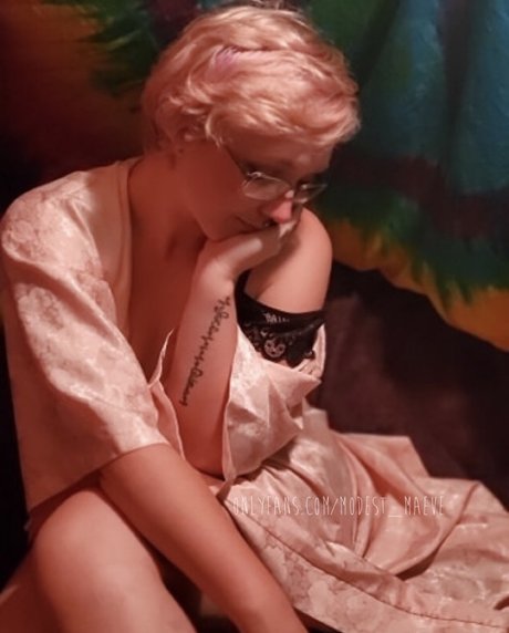 Modest Maeve xxx model galleries