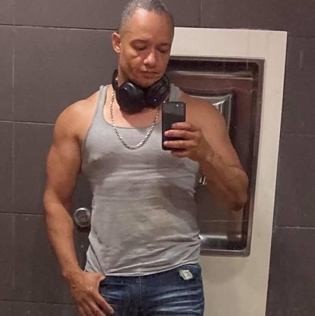 Gus Lewellen model best pictures