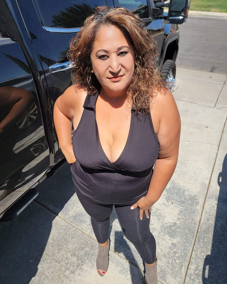 Ms Curvy V pretty model picture