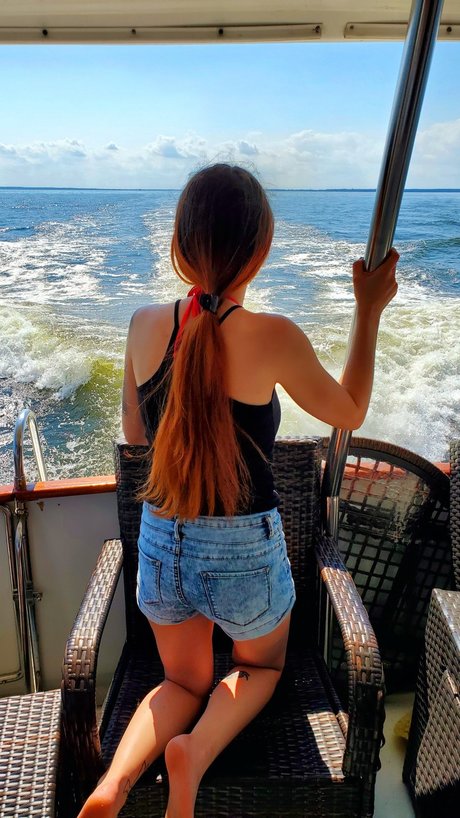 Mrs Awkward The Meme Queen model nude picture