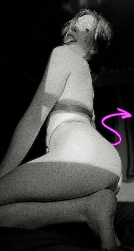 sneakiestbanana model hot photos