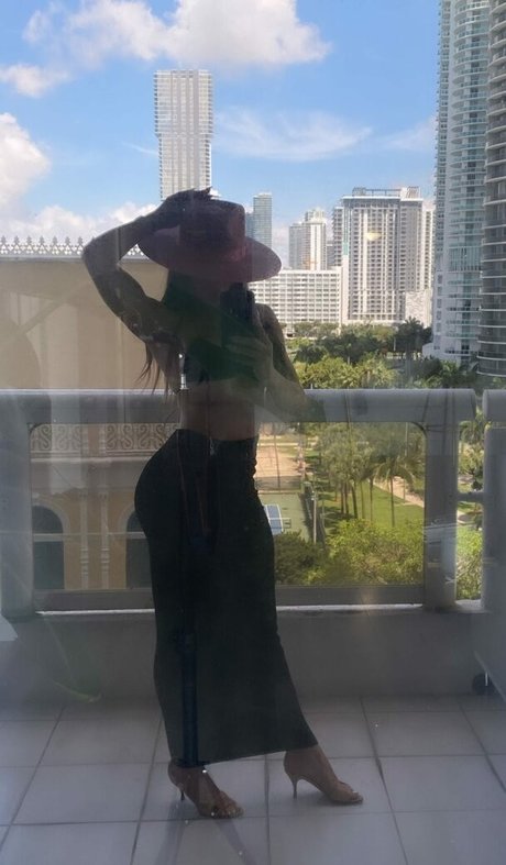 danellaurbaytv star art photos