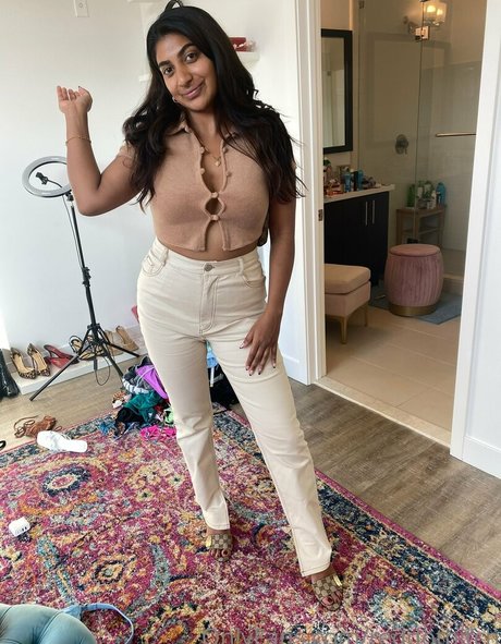 Reddotbitch naked model images