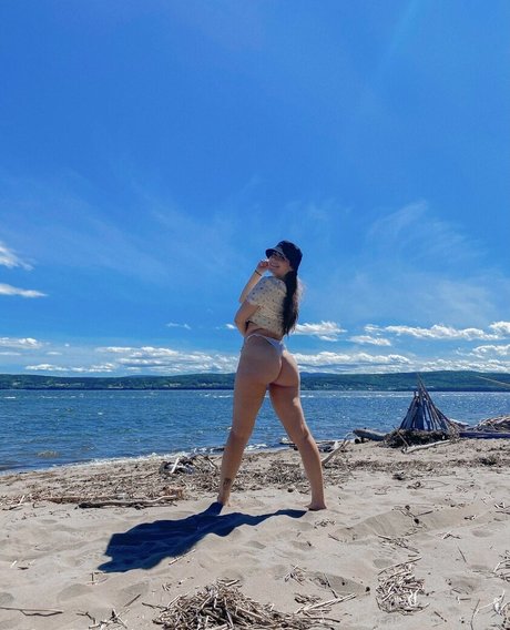 LaPetite exclusive model picture