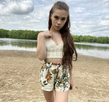 deliluv pornographic model image