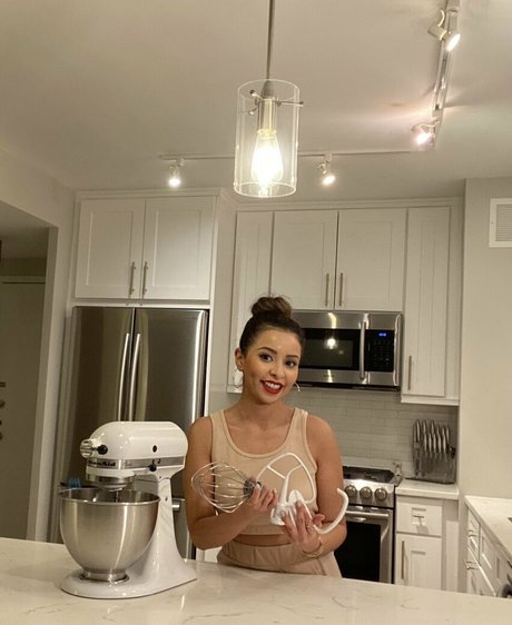 irisinthekitchen model adult picture