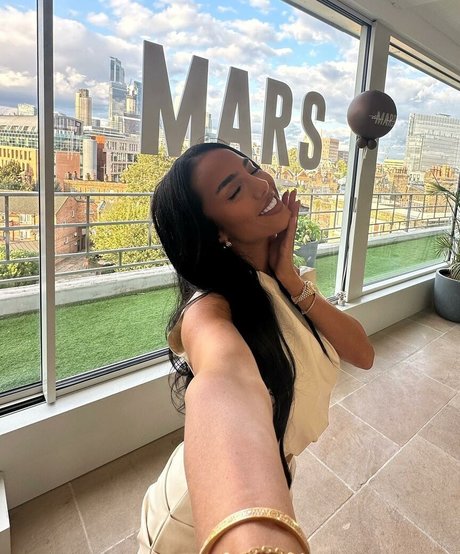 Arianna Ajtar model pretty gallery