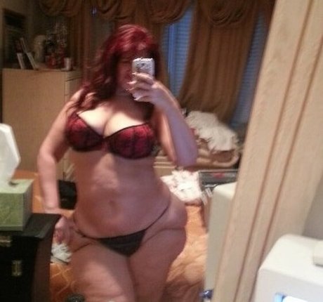 Redvelet6877 star erotic pic