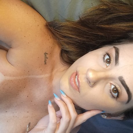 N Roberta model naked photos