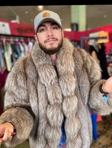 Divine Entertainment model free photo