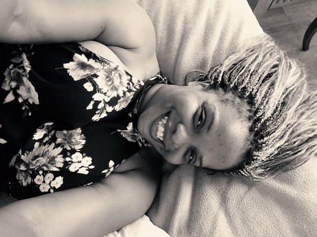 Phoenix quot ParaDyce quot Royal model hot pictures