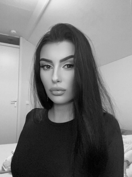 Chriss pretty model pic