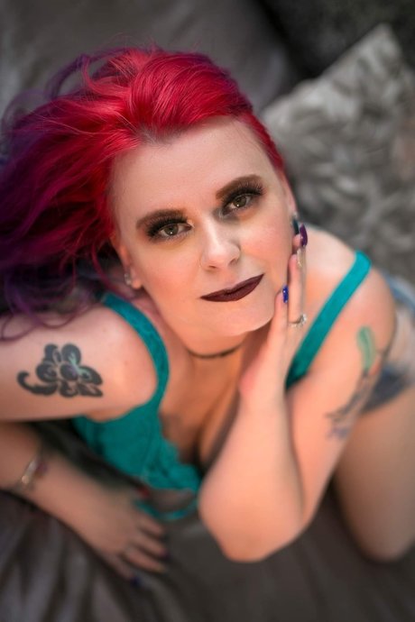 B3AUT1FUL PH03N1X model pornographic photo