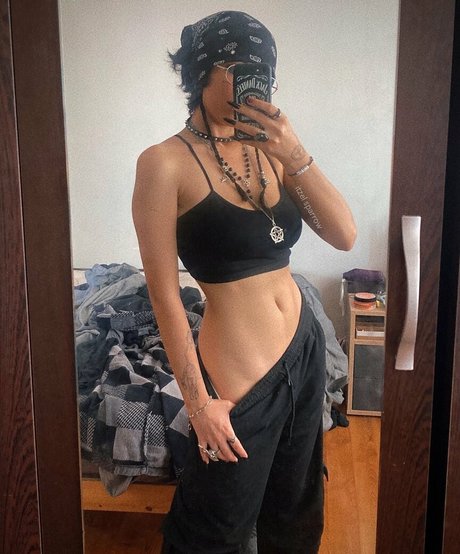 itzel2002free erotic star picture