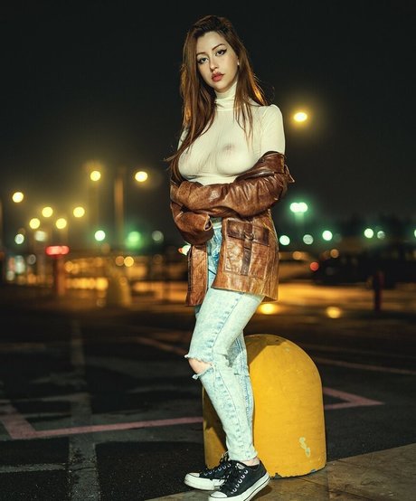 mai nata model naked pic