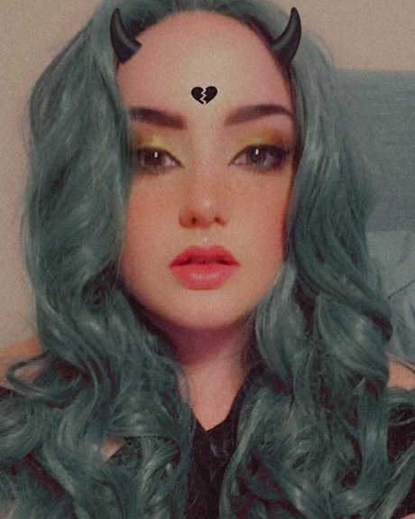 Ara at the Altar art model pictures