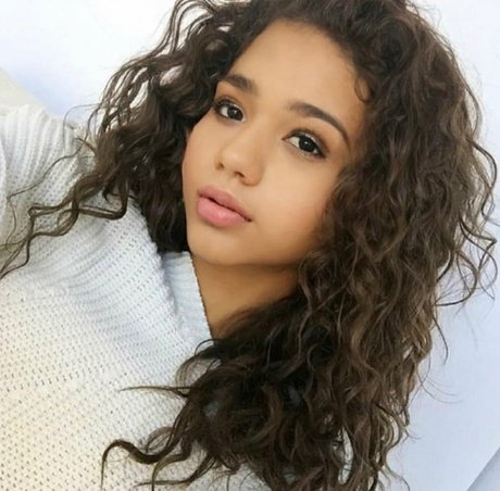 Aliz nudes actress photo