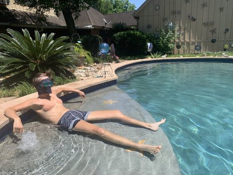 Ellen DeGenderless star naked pics