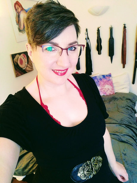 Curvy spanking lover Pandora Blake_ actress img