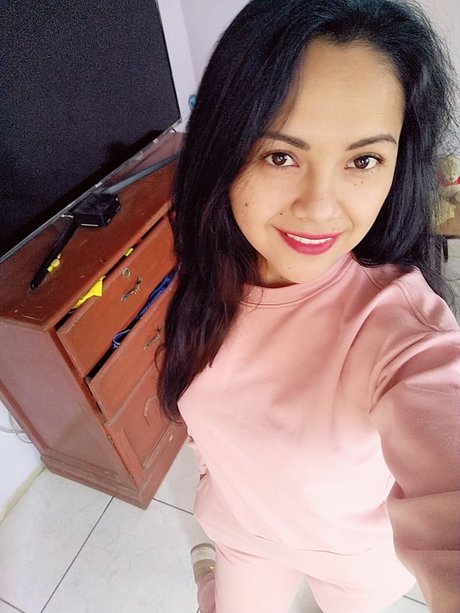 Angela Rojas model best img