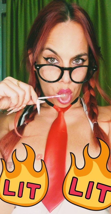 Pikarax vip model top picture