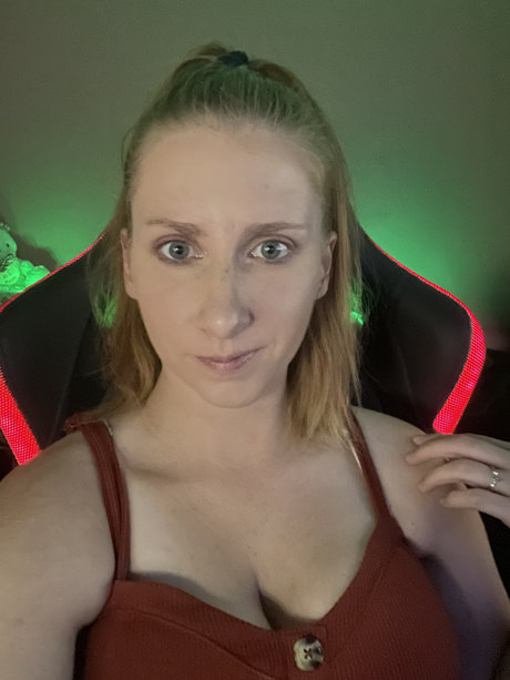 Chic Nerd model adult picture