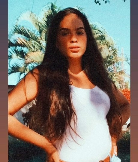 Izabelly Linhares pornstar sexy img