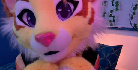 thatyellowkitty sexy model img