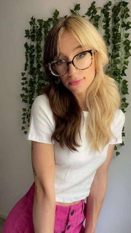 nakedella star perfect images