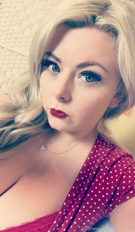 curvydanni art model pictures