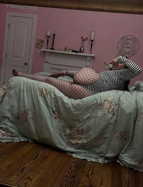 Milfdem0n naked actress pic