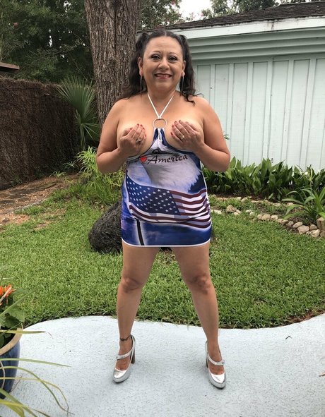 slinkydrinks model erotic photos