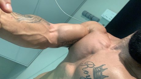 PrettyMiddleEast exclusive star photo